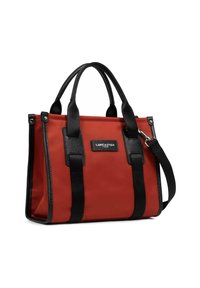 Borsa in tessuto rosso con dettagli in pelle nera. Presenta manici superiori doppi, tracolla staccabile e un'etichetta con logo sul davanti.