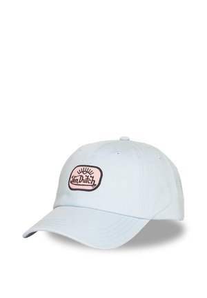 Casquette de baseball bleu clair avec une visière incurvée et un patch rose avec le texte « Von Dutch » et un motif soleil à l’avant.