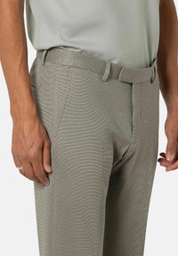 Grijze geblokte broek met een gladde textuur, voorzien van een getailleerd ontwerp, zijzakken en een platte tailleband voor een verzorgde uitstraling.