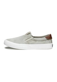 Scarpa slip-on in tela grigia con suola in gomma bianca, dotata di un accento in pelle marrone sul tallone e pannelli laterali elastici per una facile calzata.