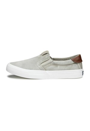 Scarpa slip-on in tela grigia con suola in gomma bianca, dotata di un accento in pelle marrone sul tallone e pannelli laterali elastici per una facile calzata.