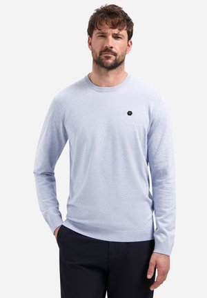 Lichtblauwe trui met ronde hals, gemaakt van zacht materiaal, met lange mouwen en een klein zwart zeshoekig logo op de borst.