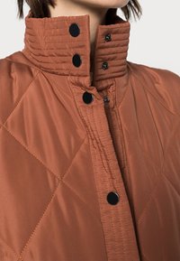Kaffe KAMERIA QUILTED WAIST COAT - Colete - russet
