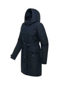 Marineblå parka med hætte, bindebælte i taljen og to lynlåslommer på siden. Stoffet virker glat med en subtil glans.