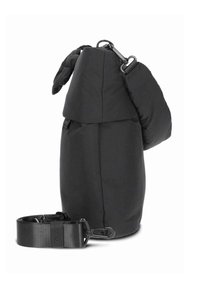 Sac matelassé noir avec design ergonomique, équipé d'une sangle détachable et d'une fermeture sécurisée. Texture lisse et forme arrondie pour plus de polyvalence.