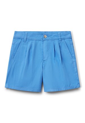 Shorts bleu clair en tissu lisse. Les caractéristiques incluent une fermeture à bouton, des plis et des poches latérales. L'ourlet est droit sans embellissements.