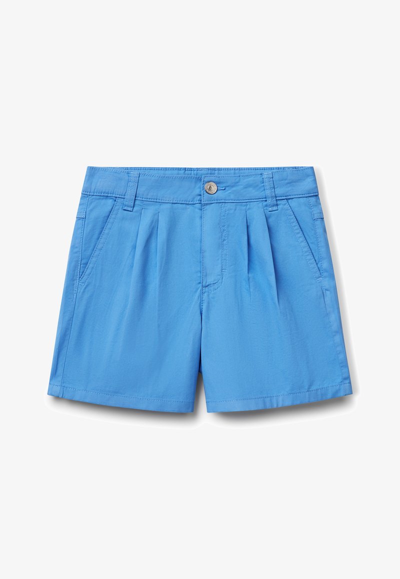 Shorts bleu clair en tissu lisse. Les caractéristiques incluent une fermeture à bouton, des plis et des poches latérales. L'ourlet est droit sans embellissements.