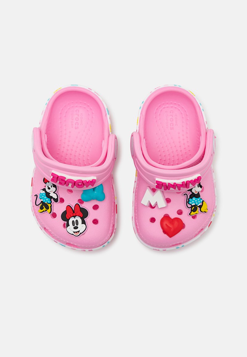 Roosa kummisaapad, millel on multika tegelaste lisandid, sealhulgas Minnie Mouse, ning värvilised punktid ääres. Ventilatsiooniavad on olemas.