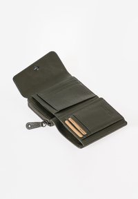 Portafoglio verde in pelle con superficie texturizzata, dotato di più scomparti per carte e una chiusura a zip. La vista aperta mostra i compartimenti interni.