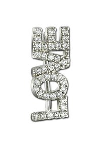 Broche en argent avec un design stylisé, accentuée par des cristaux clairs qui forment les lettres "W" et "O" dans une police en gras.