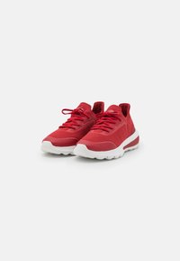 Scarpe sportive rosse con tomaia in maglia traspirante, dettagli testurizzati sui lati e suola bianca di supporto. Presentano lacci coordinati e linguette.