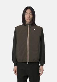 Gilet isolante marrone con colletto alto, zip frontale con striscia colorata e logo ricamato sul lato sinistro del petto.