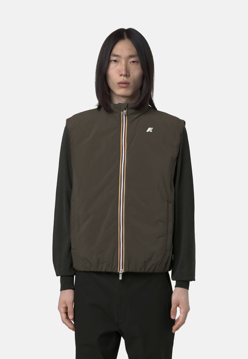 Gilet isolante marrone con colletto alto, zip frontale con striscia colorata e logo ricamato sul lato sinistro del petto.