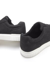 Schwarze Wildledersneaker mit klassischem Design, gepolstertem Kragen und weißer Gummisohle mit strukturiertem Muster.