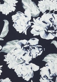 Tessuto floreale con grandi fiori bianchi e grigi accompagnati da foglie verdi su uno sfondo blu navy. Texture liscia con petali e foglie dettagliati.