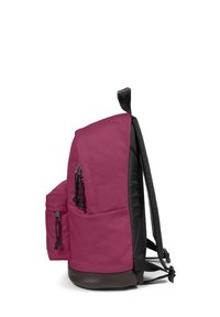 Batoh ve tmavě růžové a černé barvě z textilu s nastavovacími popruhy, postranní kapsou a vyztuženým dnem. Nabízí lehký a odolný design.