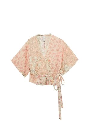 Blusa envolvente de color rosa claro con patrones de patchwork floral, mangas cortas y anchas, y una larga cinta de tela en la cintura.