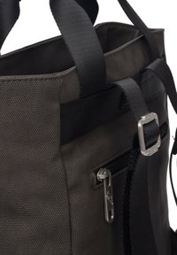 Sac en toile noir texturé avec des poignées d'épaule robustes, une poche zippée et un accent en boucle en métal pour plus de détails.