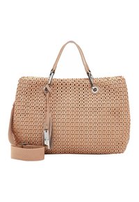 Borsa intrecciata color crema con manici in pelle, occhielli in metallo, nappina decorativa e tracolla in tessuto regolabile su uno sfondo bianco.