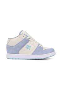 Wysokie sneakersy wykonane z białej skóry i jasnoniebieskiego zamszu. Wśród cech znajdują się okrągłe sznurowadła, wyściełany kołnierz oraz gumowa podeszwa z detalem logo.