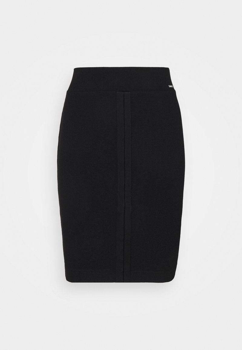 Jupe crayon en maille noire avec une taille haute, deux rayures verticales à l'avant et une coupe slim. Texture douce et détails minimalistes.