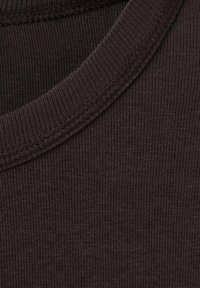 Tmavohnedá ribovaná bavlnená látka s hladkým povrchom, s okrúhlym výstrihom a podrobným prešitím pozdĺž okrajov.