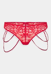 String rouge en dentelle avec motif floral, bords festonnés et accents chaînes décoratifs. Tissu en maille avec des bandes élastiques sur les côtés.