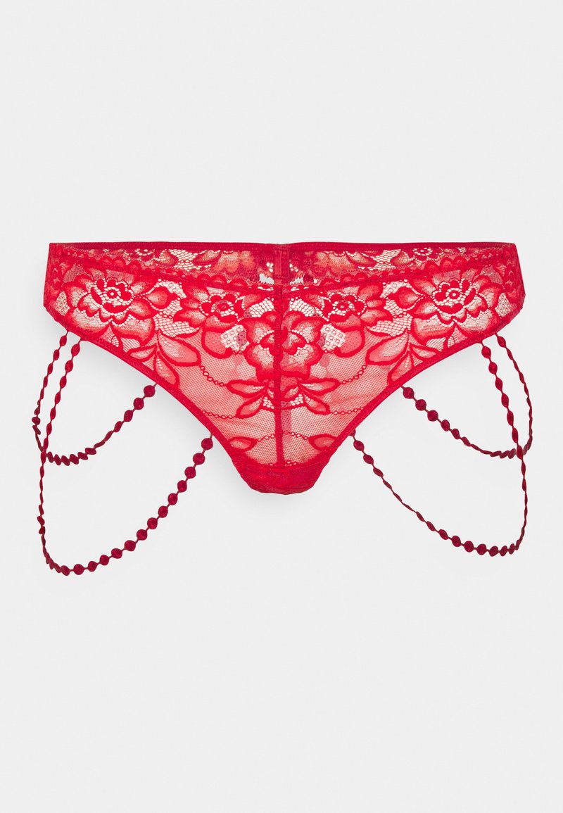 Czerwony koronkowy string z kwiatowym wzorem, z falbankami i dekoracyjnymi łańcuszkami. Siateczkowy materiał z elastycznymi paskami po bokach.