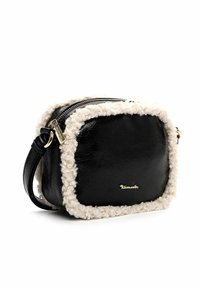 Borsa a tracolla in ecopelle nera con rifiniture in peluche color crema, forma rettangolare, accessori dorati e chiusura con zip. Presenta un logo brandizzato.