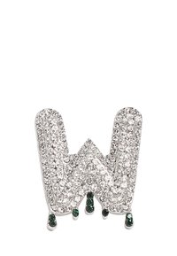 Broche de plata en forma de "W", engastada con piedras de strass transparentes y verdes, con una superficie texturizada y acentos de goteo.