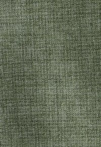 Tessuto intrecciato verde oliva con un motivo fine e testurizzato, con fili visibili che creano una superficie uniforme e costante.