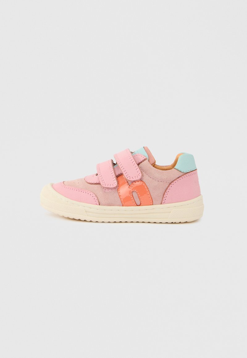 Αθλητικό παπούτσι με βέλκρο σε ροζ σουέτ με πορτοκαλί και ανοιχτογάλαζες λεπτομέρειες· στρογγυλερή μύτη, μπεζ λαστιχένια σόλα, υφασμάτινες λεπτομέρειες στο πάνω μέρος.