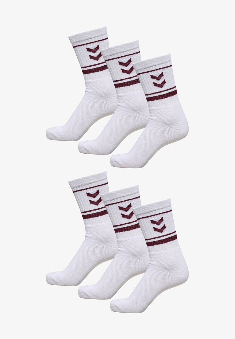 Baumwollmischung Crew-Socken in Weiß mit weinroten Akzentstreifen und Zickzackmustern. Insgesamt sechs Paare, mit geripptem Bund und verstärkter Ferse.