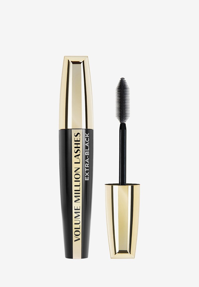 Tubetto di mascara nero e oro etichettato Volume Million Lashes Extra-Black con applicatore abbinato accanto su sfondo bianco.