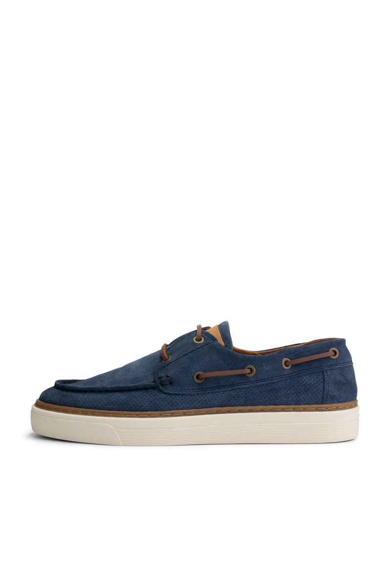 Zapato de barco de ante azul con acentos marrones, dos ojetes, un forro interior amarillo y una suela de goma blanca con surcos texturizados.