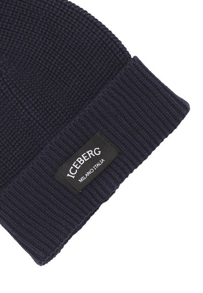 Beanie lavorato a maglia di colore navy con texture a coste, risvolto e un'etichetta nera con il nome del marchio "ICEBERG" e "MILANO ITALIA".
