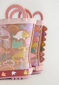 Różowe gumowe kalosze z fantazyjnym wzorem dinozaurów, z falistymi zdobieniami w pastelowych kolorach oraz teksturowanymi podeszwami zapewniającymi przyczepność.