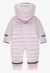 Pūkains, rozā viendabīgs kostīms ar horizontāliem quilted rakstiem, ar kapuci un melniem akcentiem apkakles un kāju daļās. Gluda, spīdīga materiāla.