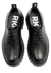 Chaussures en cuir noir avec une finition texturée, bout rond, design à lacets, semelle en caoutchouc épaisse et logo sur la semelle intérieure. Tirant noir à l'arrière.