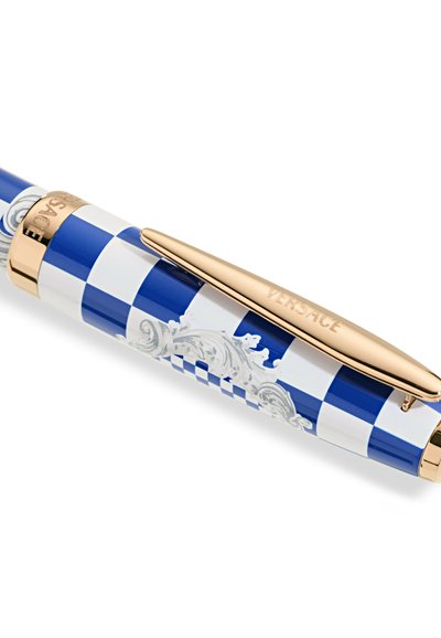 Długopis Versace ma niebiesko-białą kratkę z ozdobnymi detalami, złotym klipsem i wypolerowanym wykończeniem.