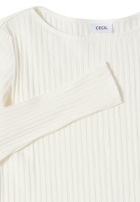 Witte geribbelde long-sleeve top met een ronde hals en omgeslagen mouwen. Merkenlabel "CECIL" zichtbaar bij de hals. Zachte stofstructuur.