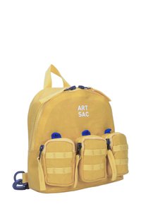 Zaino giallo con design arrotondato, chiusura con zip superiore, tre tasche frontali con accenti blu e manico superiore. Presenta la scritta "ART SAC" stampata in bianco.