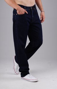 Dunkelblaue Denim-Jeans mit lockerer Passform, ausgestattet mit fünf Taschen, Kupferrivets und einem geraden Bein. Gestylt mit weißen Sneakers.