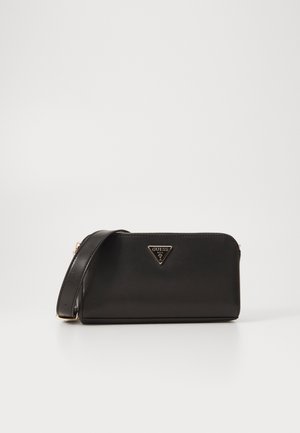 Čierna kožená crossbody taška so zlatým trojuholníkovým logom, zipsom a nastaviteľným popruhom. Hladký povrch a elegantný dizajn.