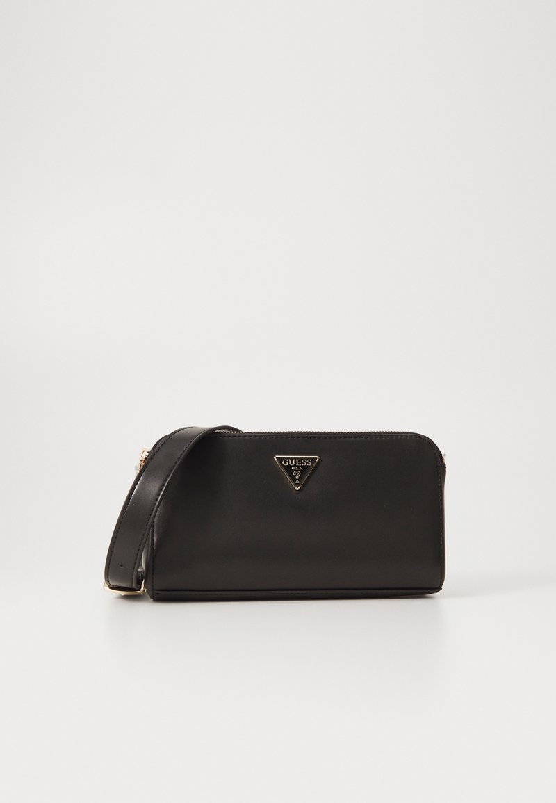 Černá kožená crossbody taška se zlatým trojúhelníkovým logem, zipovým uzavřením a nastavitelným popruhem. Hladká textura a elegantní design.