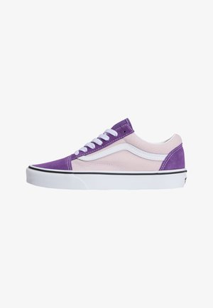 Χαμηλό sneaker με μοβ καστόρι και ανοιχτό ροζ καμβά στην επάνω πλευρά, λευκή πλαϊνή ρίγα, λευκά κορδόνια και χοντρή λευκή καουτσούκ σόλα με μαύρη επένδυση.