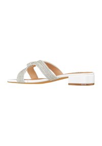 Sandal con tacco bianco e cinturini metallici incrociati, con texture argento, caratterizzato da un tacco a blocco corto e una punta appuntita.