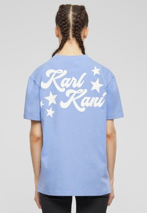 Lysblå bomulds t-shirt med korte ærmer, der har stort hvidt tekst "Karl Kani" og stjernegrafik på ryggen. Enkel design.