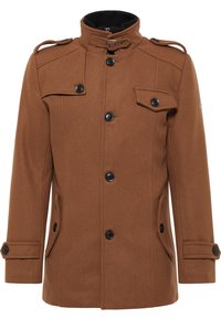 Abrigo de mezcla de lana marrón para hombre con botones negros, cuello alto con hebilla, bolsillos en el pecho con solapa y correas de muñeca abotonadas.