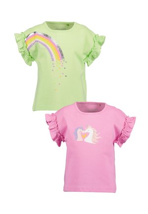 Dvě trička s krátkým rukávem: jedno zelené s potiskem duhy a volánkovými rukávy, druhé růžové s grafikou jednorožce a volánkovými rukávy.